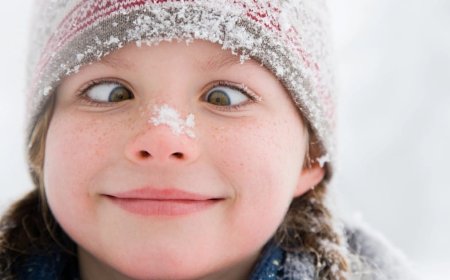 Gözleri Kısarak Şaşı Bakmak Zararlı mı? Bilim Ne Diyor?