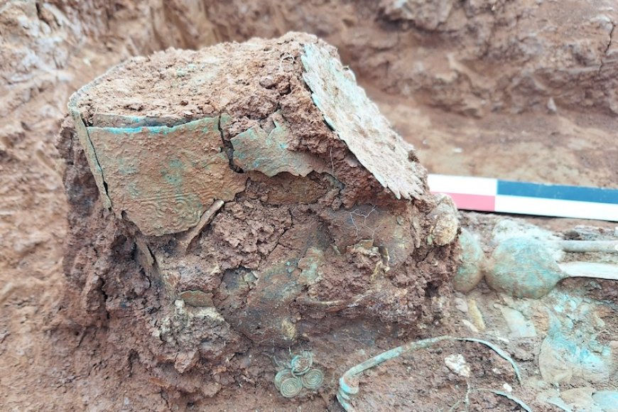 2.700 Yıllık Gösterişli Mezardaki Kadının Tacı Ters Takılmış